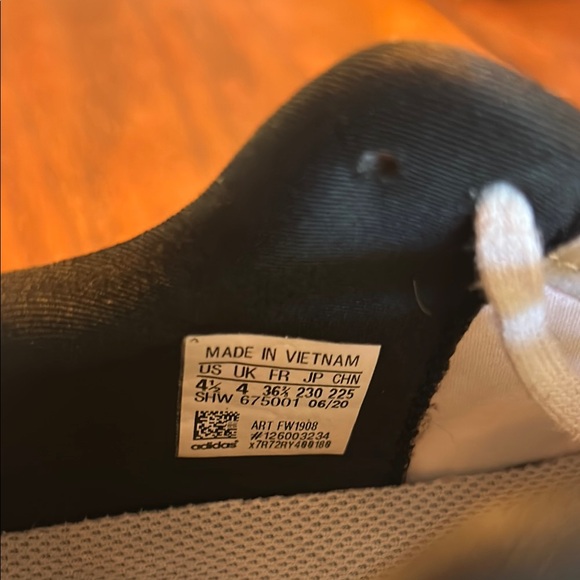 Adidas Sneakers with Blue and Pink Highlights - Picture 11 of 11